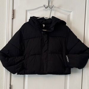 Fabletics  Women’s Medium Essential Cropped Hooded Puffer